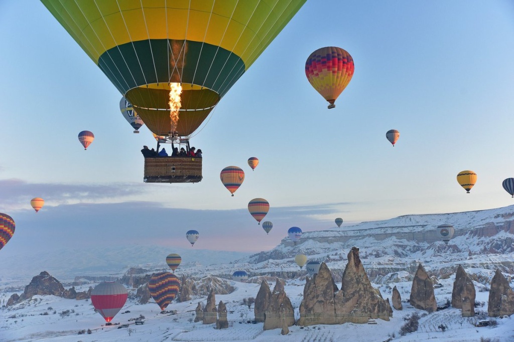 Kapadokya kışın balon görüntüsü