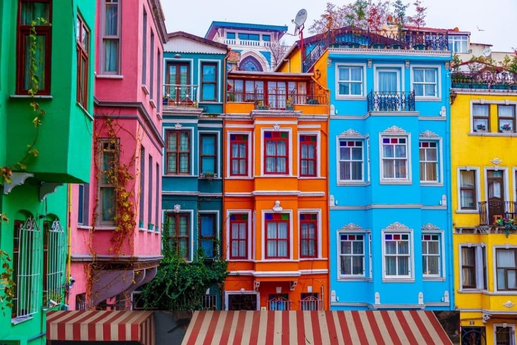 İstanbul Balat renkli evler ve dükkanlar Balat sokakları